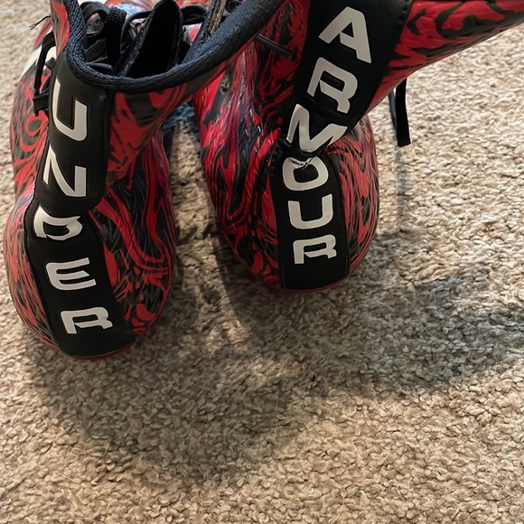 Men’s Under Armour football cleats in great condition! Size 8.5 - Picture 2 of 4